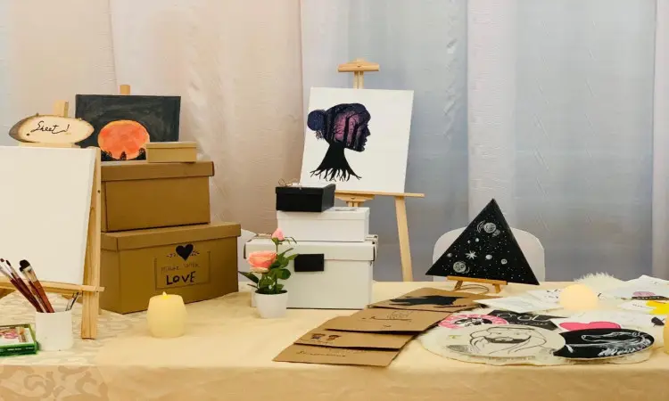 أحدها أنيق بما في ذلك الجداول التي تبدأ في معرض بصمات الأصابع المبدع بكلية الشريعة، جامعة القصيم في مدينة سيتي بريدة، مجموعة مميزة من البنية التحتية والبيضاء، وأظرف، أدوات متنوعة. كما يبرز على طاولة العمل الفنية لصورة بورتريه تقنية السيلويت معروضات على حامل الرسم، قطعة فنية ثلاثية الأبعاد تحمل فكرة فنية من الفضاء. ولم تغب لمسات جمالية عن العرض حيث أضافت بعض النباتات الطبيعية والشمعات، إلى جانب إبراز هوية التراث السعودي عبر عرض شماغ سعودي وغترة نقية وقال أصيل وبشت فاخر كجزء من الديكور المعبر عن الاعتزاز بالموروث الوطني.