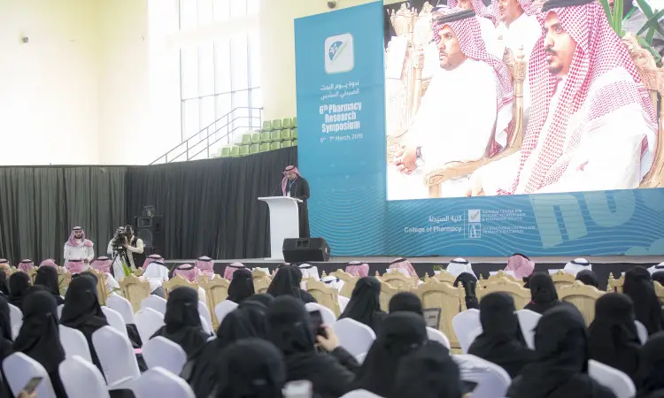 ولم يلاحظ أحد كلمته أمام الحضور في الندوة السادسة لصيدلي، حيث استمع الحضور باهتمام كبير، وقد تميزت بالعديد منهم بارتداء الغترة أو الشماغ والعقال، بالإضافة إلى البشت السعودي الرسمي. كما ظهر معالي مدير جامعة القصيم وعدد من الضيوف الكرام على شاشة كبيرة خلف المنصة خلال فعاليات سير الفعاليات الندوة.