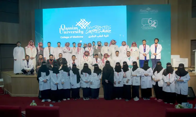 مجموعة كبيرة من الطلاب والطالبات، وظهور المعاطف البيضاء، الاتصالون على خشبة المسرح في كلية الطب في القصيم، إلى جانب أعضاء أعضاء هيئة التدريس مرتدين الغترة أو الشماغ والعقال والبشت السعودي التقليدي. ويحتفل الجميع بانطلاق دورة الامتياز للأطباء المتميزين، وذلك أمام خلفية زرقاء تحمل نصوصاً باللغتين العربية والإنجليزية.