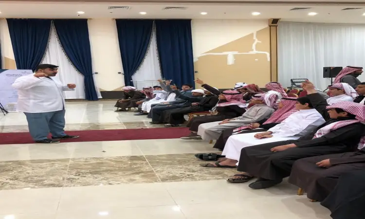 ظهر رجل يرتدي الغترة السعودية والعقال والبشت السعودي وهو يشاهد جلسة تثقيفية للأطفال لجمهوره، وقد رفعوا اشتراكهم، وذلك في قاعة واسعة ذات ستائر زرقاء وأرضية من الرخام في القصيم.