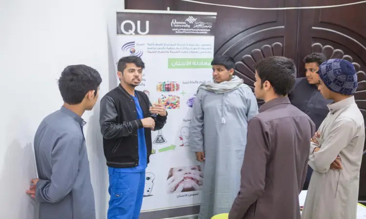 قام رجل يرتدي الزي الطبي الأزرق مع سترة سوداء بالتحدث مع خمسة شباب الثياب الوطنية السعودية، شاملاً الغترة والشماع والبقالشت السعودي، يهدف إلى رفع التوعية حول صحة الفم والأسنان، وذلك وذلك أمام لوحة تعريفية ضمن فعالية السيدات أُقيمت في جامعة القصيم.