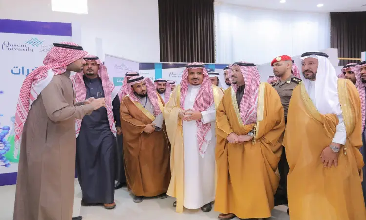 يتجمع عدد من الرجال مرتدين الغترة السعودية والشماع والعقال والبشت السعودي، إلى جانب أفراد الزي الرسمي، في مكان مغلق بمحافظة ضري، حيث يستمعون لحديث أحدين. لاحتوائه على لوحات تحمل شعار جامعة القصيم ومواد حملة التوعية.