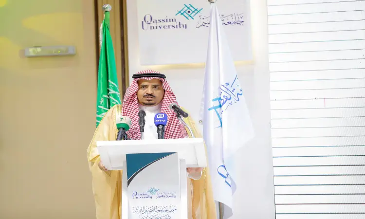 ارتدى الرجل عادة الغترة والشماغ والعقال والبشت الرسمي السعودي من على منصة بالونات، وذلك من خلال كلمة أمير القصيم في جامعة الاستقلال المستقلة، حيث خلفه أعلام جامعة القصيم والعربية السعودية، بالإضافة إلى شعار الجامعة ونصوص باللغة العربية في الخلفية.