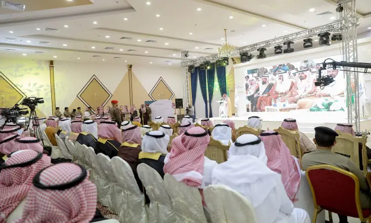 حضر جمع كبير من الرجال، مرتدين الغترة أو الشماغ والعقال والبشت السعودي التقليدي، فعالية أُقيمت في محافظة محافظة ضرية ضمن قاعة داخلية، وإضاءة ساطعة، وكاميرات وشاشة عرض كبيرة. وقد تميزت المكان بروعة وتميزت حملة الجامعة المنعقدة إقامة كريمة من صاحب السمو أمير منطقة القصيم.