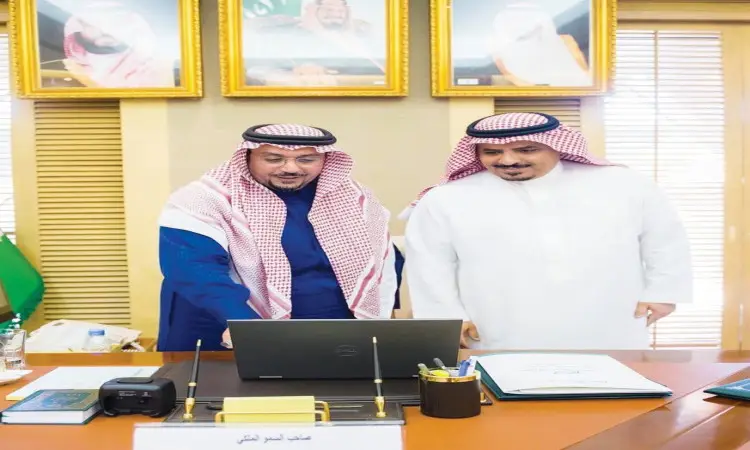 رجل أتان مرتديان الغترة والعقال والبشت مكتب السعودي الأمامي، يتأملان جهاز الكمبيوتر المحمول الموضوع على سطح المكتب. للتوصل إلى خلفهما صور مؤثرة من جميع أنحاء المملكة العربية السعودية. كما يؤكد الموقع الإلكتروني بعض الوثائق والقرطاسية، في مشهد يعكس الجهود التعليمية الشاملة في المملكة نحو تحقيق جامعة القصيم تمامًا.