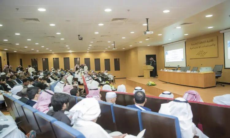 امتلأت القاعة بالحضور، حيث ارتدى الكثير من المشاركين الغترة السعودية أو الشماغ مع العقال والبشت السعودي، وهم اجتماعتون باهتمام للمحاضر الذي اتصل خلف المنصة مع عرضًا عن "القراءات المعاصرة في التراث اللغوي" في كلية اللغة العربية عند القصيم؛ فيما يتم عرض العرض التقديمي على شاشة LCD.