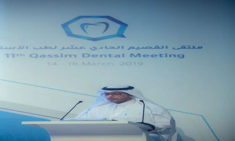 مدير الجامعة وهو يرتدي الغترة السعودية والعقال، بالإضافة إلى الشماغ السعودي والبشت التقليدي، المتحدث الرئيسي على المنصة خلال فعاليات الملتقى XI لطب الأسنان في القصيم، والذي أُقيم في الفترة من 14 إلى 16 مارس 2019.