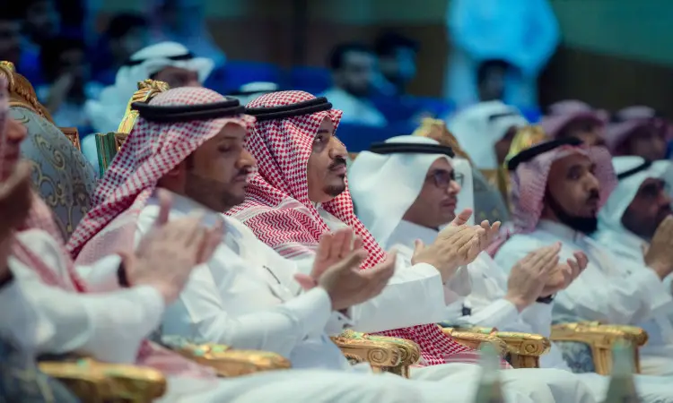 اعتصام عدد من الرجال في كبار الأطفال، وهم يلتزمون الثياب البيضاء والبشوت السعودية، وقد اعتمروا الشماغ السعودي أو الغترة وعقال الرأس، ويتابعون باهتمام كبير فعاليات ملتقى القصيم لطب الأسنان، ويحضر معالي مدير جامعة القصيم.