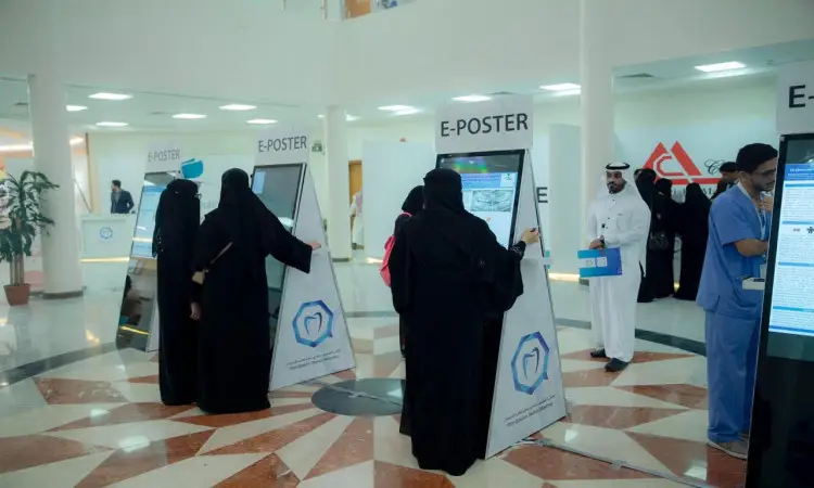 يتفاعل مع العرض الرقمي للملصقات الإلكترونية في قاعة العرض الداخلية. ويتجدد مجموعة المشاركين الزي التقليدي، مثل الغترة أو الشماغ والعقال والبشت السعودي، في حين يظهر المجموعة بالملابس الطبية (الاسكراب). يسلط الضوء على الكون الحديث على التوجهات في مجال طب الأسنان وزراعة الأسنان، وذلك ضمن فعاليات تنظيمها لجامعة القصيم الجراد يتسم بطابعة رسمية ومهني.