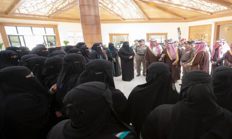 في قاعة واسعة ومشرقة تلكوار الشمس وسقف شرقي، فلوريدا مجموعة من النساء بعباءات ونقابات سوداء في مواجهة رجال الشماغ أو الغترة السعودية مع العقال والبشت السعودي، إلى جانب ضباط الشرطة بزيهم الرسمي، وذلك في مدرسة تعليم القيادة تحت رعاية صاحب السمو أمير منطقة القصيم.