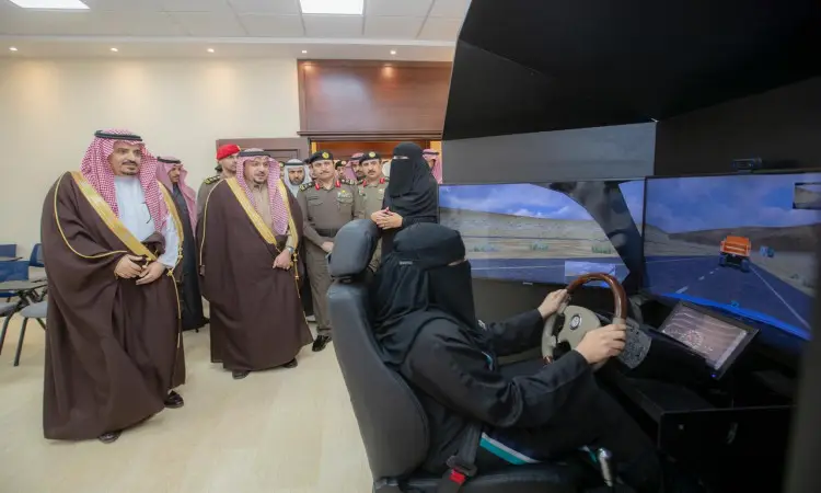 تشغل ملابس عباية سوداء ونقابًا جهاز محاكاة القيادة في مدرسة تعليم سيدة في القصيم، وذلك بحضور عدد من الفرسان السعوديين، منهم صاحب السمو أمير منطقة القصيم عدد من سوبي المرور في المملكة، الذين ظُلموا الزي السعودي الرسمي الامتداد في الشماغ أو الغترة مع العقال والبشت السعودي. ويجري ذلك قاعة واسعة لمزيد من المعلومات، حيث تابع الحضور باهتمام والخبرة لذلك اختر ما تختاره.