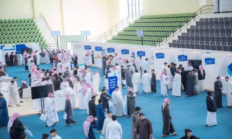 The "My Way to University" exhibition witnessed a large number of participants, as a large crowd of visitors flocked to the exhibition, who had to wear the Saudi Ghutra or Saudi Shemagh with Egal, in addition to the Saudi Besht, in a mosaic hall with green playground seats. Wandering between the introductory corners to specialize in different university majors and learn about technology in Qassim, where it is not characterized by organization and formality.
