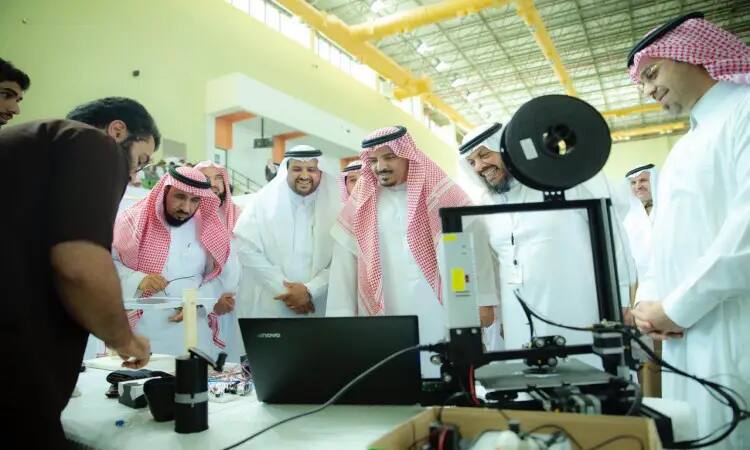 At the "My Road to University" exhibition, a number of men in traditional Saudi attire, including the Saudi Ghutra, Shemagh and Egal, as well as the Saudi Bisht, stood in the exhibition hall, watching with interest a demonstration of a 3D printer and learning about the latest information about new university majors and the mechanism for applying at Al-Qassim University.