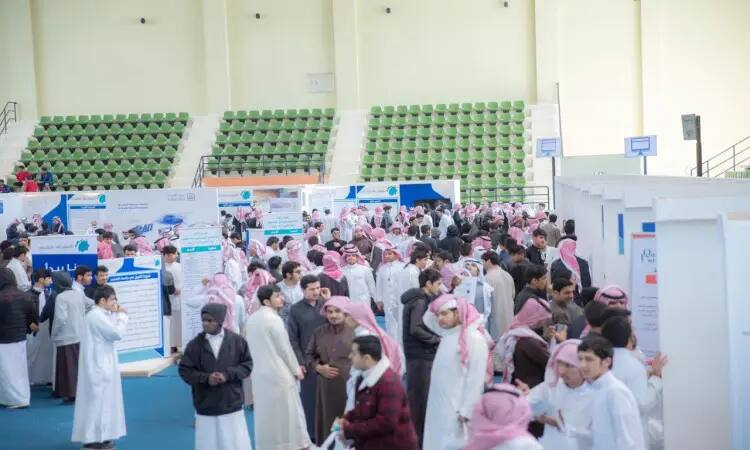 A large crowd of people, most of them wearing the ghagha or shemagh and aqal, as well as the Saudi bisht, gathered in a large hall with green seats on the walls of the stands and informational pavilions, as part of the "My Road to University Exhibition" in Qassim. They were keen to come to the various university specializations and inquire about the innovations adopted at the university.
