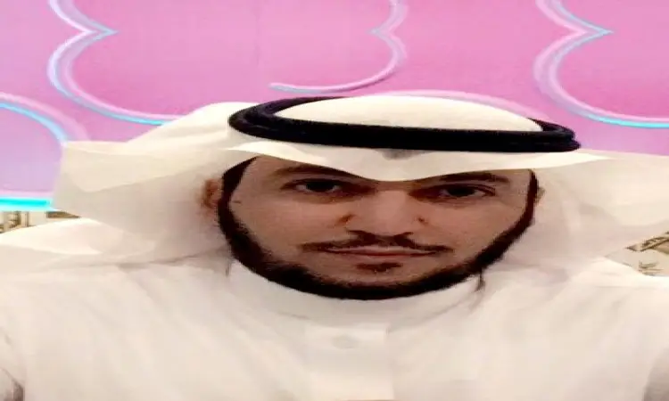 يرتدي الرجل يرتدي بشتًا سعوديًا وثوبًا أبيض تقليديًا، ويضع على ستره سعودية بيضاء مع عقال، أمام خلفية وردية تزدان بن زخرفية. ويعكس هذا المشهد المفاجئ هوية جامعة القصيم وحرصها على تقديم الخدمة دائمًا.