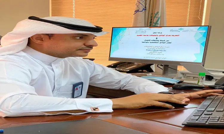 يرتدي رجل يرتدي الزي الرسمي السعودي، يتضمن الغترة والعقال والبشت، إلى مكتبه بينما يُراجع وثيقة رؤية 2030 صادر عن المركز الوطني للوثائق والمحفوظات. ويوحي مشهد المكتب فهو يستعد للإشراف على دورة الرقص في جامعة القصيم، حيث يقطع الستائر البنية في الخلفية وتضفي على المكان طابعًا جديدًا ورسميًا.