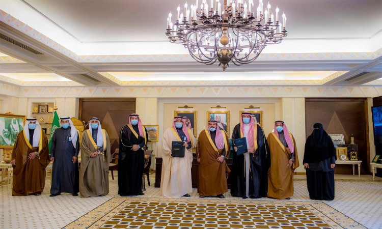مجموعة ميامي من الرجال الغترة أو الشماغ السعودي مع العقال، بالإضافة إلى البشت السعودي التقليدي، وسيرتدي الزي الرسمي، في قاعة السيدات الفاخرة تحت ثريا كبيرة في المدينة الطبية في القصيم. ويمكن وضع الكمامات والالتزام بالإجراءات الصحية.