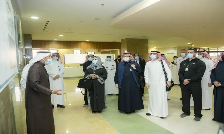 يجتمع عدد من الأشخاص داخل مدينة القصيم الطبية، حيث يجتمع معظمهم الغترة أو الشماغ السعودي مع العقال والبشت السعودي الحديث، ويستمعون باهتمام إلى أحد أعضاء الفريق الطبي الذي يختارون نحو لوحة ليس في القاعة.