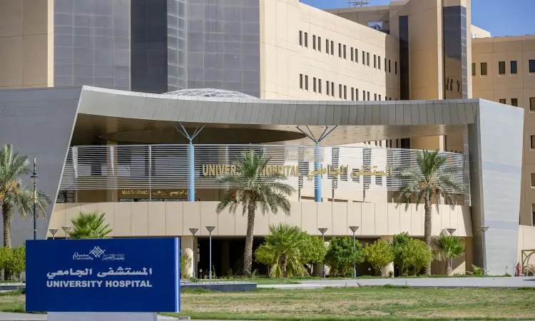 يتميز مبنى مستشفى المدينة الطبية في القصيم عصري، وتحيط به شاب النخيل في الصفحة الرئيسية. كما يتصدر الإدخال لوحة زرقاء تحمل اسم "UNIVERSITY HOSPITAL" باللغتين الإنجليزية والعربية. تتميز شخصيات مستشفى بيج ونوافذ واسعة، ويشتهر بدور الراعي في الكفاءات الطبية المتميزة ضمن طبيعة متطورة.