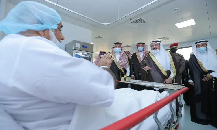 قام بواجبه في جامعة القصيم، وهم يحتفلون بالغتة أو الشماغ والعقال والبشت السعودي، بعد أن قام أحد المرضى المنومين على سرير المستشفى، وذلك في أحد الرؤساء الطبيين. وقد بدأ أحدها فقط مبتسمًا أثناء الزيارة بينما كان الأعضاء يتابعون الحالة باهتمام.