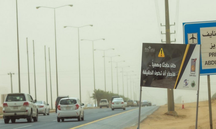 خلال عاصفة رملية، ينتظر السيارات بسرعة كبيرة وسط تدنٍ في مستوى الرؤية. إطار حرصي للموظفين على توعية السائقين، ووضعت لوحة تحذيرية باللغة العربية وتوصي بضرورة توخي أثناء القيادة. وأشار عدد من السائقين وهم وظهور الغترة أو الشماغ والققال مع البشت السعودي، بما في ذلك يبرز الهوية الوطنية والالتزام بالمظهر الرسمي في المناسبات الرسمية والأكاديمية، خصوصًا في القصيم. كما تظهر بوضوح إنارة وتبرز لافتات واضحة على الطريق للمساهم في التعرف على القيادة غير الجذابة.