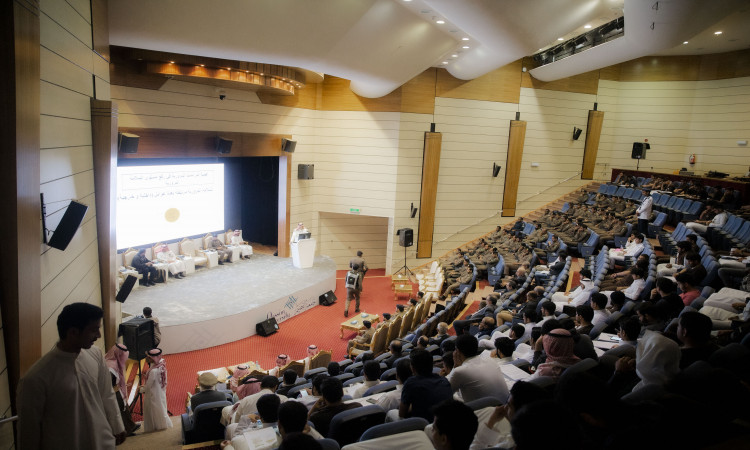 يُقام في قاعة المختبر في القصيم ملتقى للتوعية المرورية، حيث اكتظت المدرجات بالحضور الذين تميّزوا بالعديد منهم بارتداء الغترة أو الشماغ والعقال مع البشت السعودي، في مشهد يجسّد الهوية المحلية. واحتضنت منصة ندوة حوارية شاركت فيها نخبة من المحامين، بينما عُرضت على الشاشة الرئيسية نصوص توعوية باللغة العربية كان أبرزها تأجير: "حياتك أهم". كما يجب الاهتمام ببعض الحضور بتدوين ملاحظة ومواكبة محاور الندوة.