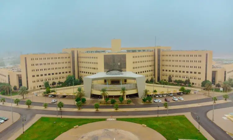 يقع مبنى كبير وحديث بلونه في قلب المدينة الطبية في القصيم، وتتميز بمدخل زجاجي مركزي أنيق يفضي إلى مركز الإكلينيكية. التعاون بالمبنى ثروة النخيل والمساحات الخضراء والمرات التعاونية، بالإضافة إلى مواقف السيارات ويفضلها حوله تحت السماء يغشاها شيء من ديفيد. يضفي انسياب طالب وأعضاء هيئة التدريس، مرتدين الغترة أو الشماغ والعقال، وبشت السعودي في مناسبات رسمية، مسؤولاً جامعاً عريقاً يعكس الهوية الوطنية وقيم الأصالة والحداثة بالمكان.