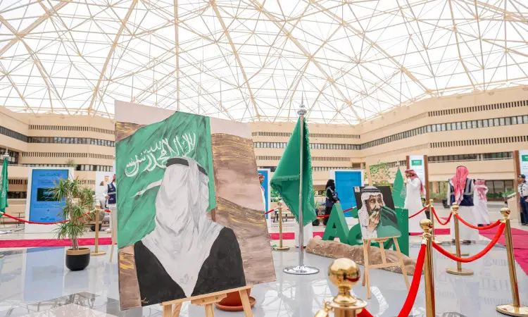 يضم جناحٌ حديث مُعد خصيصًا للمعارض داخل جامعة القصيم لوحات فنية لرموز سعودية، وعلامات المملكة العربية السعودية الخضراء، لوحات تعريفية تسلط الضوء على مدولات يوم العلم. وقد تم التعرض داخل منطقة محددة بحواجز مخملية حمراء، فيما يتجول الزوّار مرتدين الشماغ السعودي أو الغترة السعودية مع تنظيم العقال والبشت السعودي؛ ويبدأ عنون في تفاصيل العمل حتى تعبّر عن الاعتزاز بالهوية الوطنية.