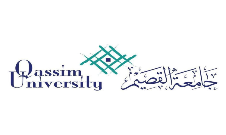 يظهر شعار جامعة القصيم النص الإنجليزي "جامعة القصيم" على الترخيص، والنص العربي على اليمين، تتألقان بتصميم هندسي مع لون أخضر وزرقاء. ويعكس هذا الشعار الوطني للجامعة والتزامها وظائف أكاديمية شاغرة. كما يرمز التصميم في تفاصيله إلى العراقة والانتماء للهوية السعودية، مستلهماً من عناصر مثل الغترة أو الشماغ والعقال والبشت السعودي التي تمثل الأصالة والوقار في المجتمع السعودي.