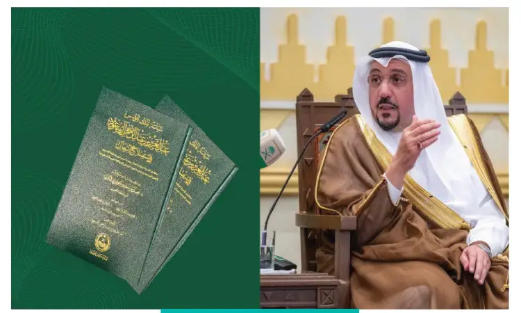 يجلس الرجل مرتدياً الغترة والعقال والبشت الرسمي السعودي، ويتحدث أثناء حضوره إلى جانب فوجان أخضر بضغطان نصوصاً باللغة العربية عن "السياسة الوطنية"، وذلك على خلفية خضراء.