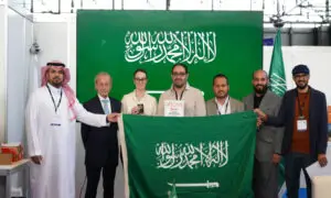 اجتمع سبعة أشخاص أمام علم المملكة العربية السعودية في معرض جنيف الدولي للاختراعات، حيث نجح أحد الرجال في التغلب على المرض في حين نجح العلم السعودي. ويلاحظ أن بعض الحاضرين يحضرون الشماغ أو الغترة مع القال، بالإضافة إلى البشت السعودي في ظهور الهوية الوطنية. وقد فاز الفريق الذي يمثل جامعة القصيم بالميداليات خلال الفعاليات.
