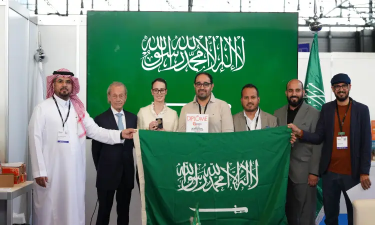 Seven people gathered in front of the flag of Saudi Arabia at the Geneva International Exhibition of Inventions, where one man succeeded in overcoming the disease and the Saudi flag succeeded. Some attendees brought a shemagh or ghutra with them, in addition to the Saudi bisht, to show their national identity. The team representing Qassim University won medals during the event.