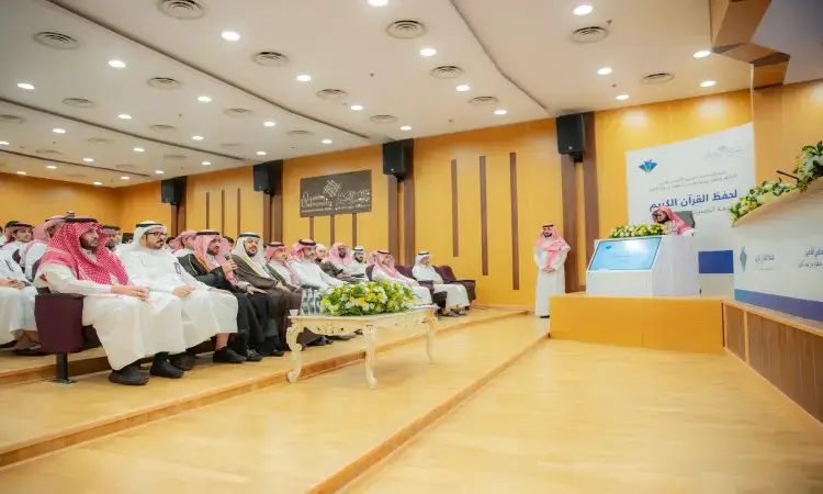 كبار الشخصيات تحضر الغترة السعودية والعقال والبشت السعودي على مسرح مزينة بالزهور، مخاطبًا حاضرًا في قاعة مؤتمرات حديثة خلال مسابقة الأمير فيصل بن مشعل لحفظ القرآن الكريم، وذلك بحضور رئيس الجامعة وعدد من الشخصيات.