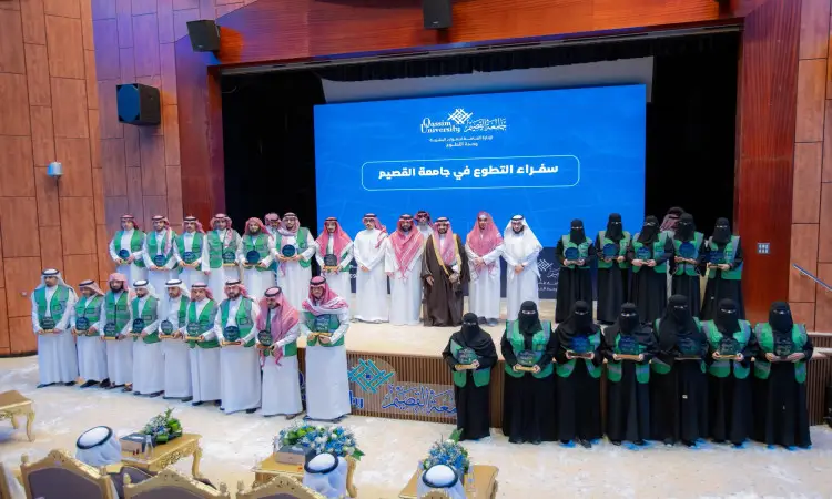 أت مجموعة من رجال مرتدين الغترة أو الشماغ والعقال والبشت السعودي، إلى جانب مجموعة من حفل تكريم، على مسرح المسرح خلال جوائز الجوائز في الجامعة، حيث يتسلمون جوائزهم تكريم معالي رئيس جامعة القصيم. ساهم في الخلفية الزرقاء الكبيرة وجمهور غفير يملأ المدرج.