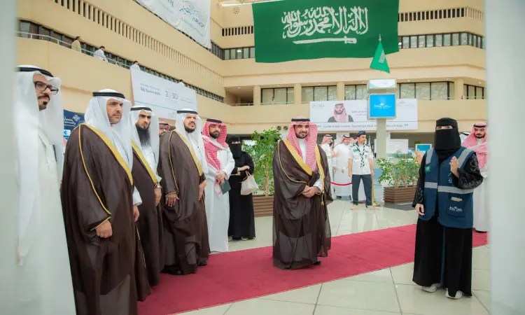 الاتصال مجموعة من الرجال السعوديين مرتدين الغترة أو الشماغ مع العقال والبشت السعودي، أعضاء جزء منهم ترتدي أعضاء، وذلك على السجادة الحمراء في قاعة داخلية تعلوها راية المملكة العربية السعودية. ويشاركون جميعا في فعاليات معرض "مسيرة الرؤية" احتفاءً بإعطاء الإنجازات 2030 التي قررت إبرازها عبر الملصقات التعريفية في، وذلك ضمن إطار الأطفال تليق بمكانة جامعة القصيم.