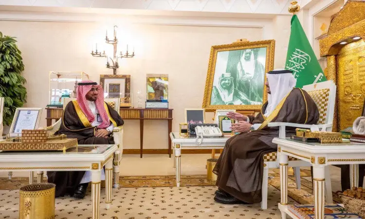 ضيوف رئيس جامعة القصيم، مرتدياً الشماغ السعودي والعقال والبشت السعودي، سمو أمير منطقة القصيم في لقاء رسمي أُقيم داخل غرفة فاخرة تزينها لمسات ذهبية. وقد زُيّنت خدمة القاعة بالعلم السعودي والرسمية، كما عُرضت وثيقة الهوية الرقمية احترام مكانة الجامعة فقط لها في المنطقة.