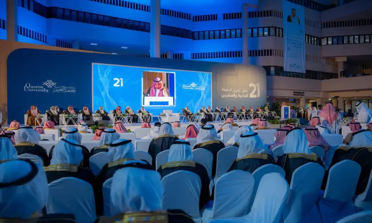 ولذلك تخريج رسمي في جامعة القصيم، حضره عدد كبير من المراجعين مرتدين الغتر أو الشماغات مع العقال والبشت السعودي، بما في ذلك إثبات الهوية الوطنية. يجلسون في صفوف منظمة مقابل منصة كبيرة أضاءتها أنوار الزرقاء، حيث اعتلى الجلوس على سطح الطاولة يتقدمهم صاحب السمو أمير منطقة القصيم، كما تظهر كلماتهم على شاشة عرض كبيرة أمام الجميع.