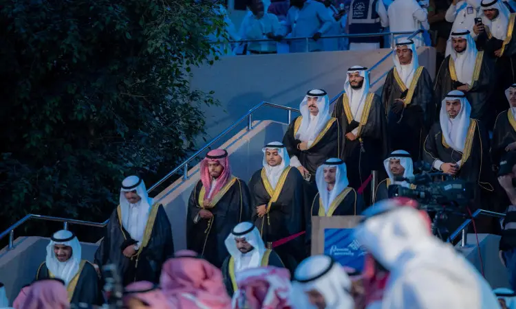 مجموعة من رجال البشت السعودي والعقال مع الغترة أو الشماغ السعودي، ينزلون أثناء تحررهم في جامعة القصيم، وذلك بحضور صاحب السمو أمير منطقة القصيم، وعدد من المصورين يسيطرٌ من الحاضرين في الريف.