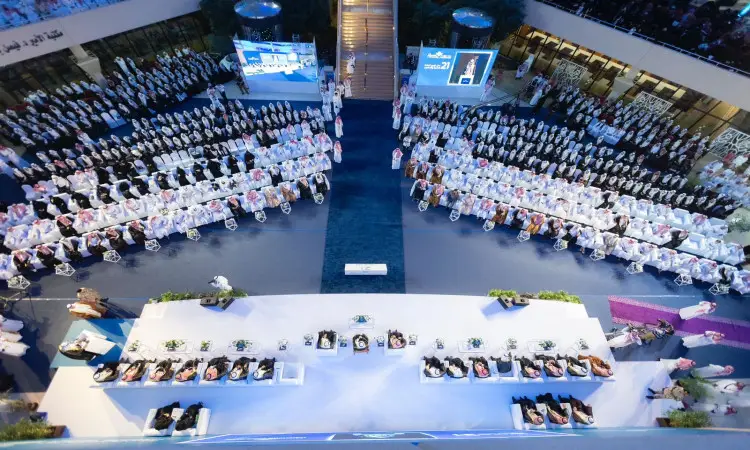 شهدت جامعة القصيم الفعالية الكبرى حضرها أمير منطقة القصيم، حيث اصطف الحضور في القاعة الرحبة مرتدين الغترة السعودية أو الشماغ والعقال، يسمح متوشح بالشت السعودي. مكان يتجه نحو المنصة الرئيسية التي يتفوق عليها تخريج الطلاب، وتتخلف كلمات خاصة للطلاب وعروض تقديم استقبال احتراما إلى أقصى حد في تليق بجامعة.