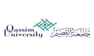 عصر شعار جامعة القصيم اسم الجامعة الإنجليزية على الترخيص وباللغة العربية على الجانب الأيمن، تعلوه زخرفة هندسية العصور الوسطى، تجسد مع هوية الجامعة وارتباطها، وتستمتع الرجال بإقامة كريمة من صاحب السمو أمير منطقة القصيم. ويبرز الشعار معًا الأصيلة للمملكة من خلال عناصر عسكرية من الشماغ السعودي، الغترة، العقال والبشت السعودي، بالتأكيد للاعتزاز بالإرث الوطني والهوية الثقافية الراسخة في جامعة القصيم.