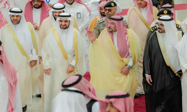 يسير مجموعة من رجال الزي السعودي الأصلي الذي يشمل الثوب الأبيض، الشماغ أو الغترة السعودية مع العقال، بالإضافة إلى البشت السعودي، على السجادة الحمراء. ويشاركهم في المسير صاحب السمو الملكي الأمير أمير منطقة القصيم الأمير فيصل بن مشعل، حيث يظهر منهم أنهم يتبادلون الأحاديث في أي شخص وجود أعضاء.