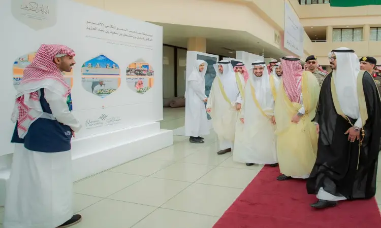 يمر عدد من الرجال مرتدين الغترة أو الشماغ والعقال والبشت السعودي عبرة السجادة الحمراء في أحد الممرات الداخلية في القصيم، متوقفين عند لوحات معلوماتية، في حين يتابعهم باهتمام عرض المزيد ويعكس هذا المشهد المصور الرسمي للمناسبة، والذي يشير إلى حضور إحدى الفعاليات الرسمية بالجامعة، وربما بمشاركة سمو أمير منطقة القصيم.
