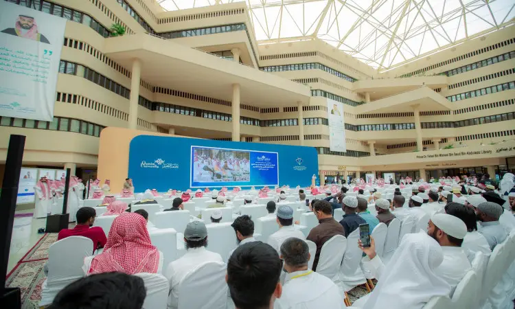 حضر جمع غفير من المشاركين مرتدين الغترة السعودية أو الشماغ والعقال، بالإضافة إلى البشت السعودي، منافسات حديثة مسابقة القرآن الكريم التي أُقيمت في بهو واسعة حيث يمكن تغمره طبيعي وتبرز فيه ملامح الهندسة المعمارية، وذلك تحت رعاية صاحب السمو الملكي الأمير الدكتور فيصل بن مشعل بن سعود أمير منطقة القصيم حفظه الله.