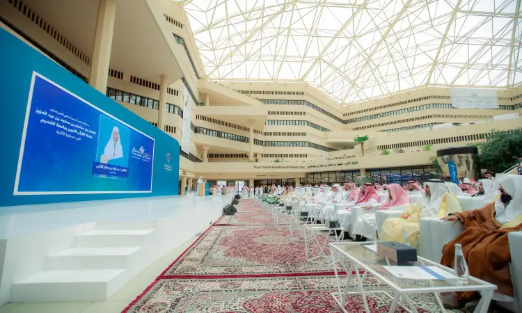 نجاح كبير المساهمين في مسابقة حفظ القرآن الكريم في جامعة القصيم، بحضور عدد كبير من المشاركين والضيوف الذين ارتدوا الغترة أو الشماغ السعودي مع العقال، بالإضافة إلى البشت السعودي في مظهر يتابع ق. وتشرف تحديدًا بالاستضافة وحضور صاحب السمو الأمير القصيم، حيث تجلس الضيوف على كراسٍ بجانب مصطفة أمام المسرح الذي يجلس تحت سقف زجاجي.