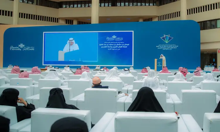 يجتمع جمع من الحضور وهم حاضرين البشت السعودي والغترة أو الشماغ والعقال، وجهين على كراسٍ بيضاء، يستمعون باهتمام إلى المؤتمر الشهير على المنصة في مؤتمر يُعقد في جامعة القصيم. كوك هو مؤلف الشاشة الأصلية ضمن القائمة التي تتميز بطراز معماري حديث.