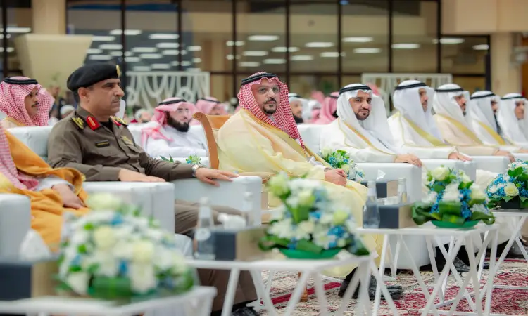 مجلس عدد من الرجال حاضر الغترة والشماغ والعقال والبشتاء السعودي إلى جانب أحد الضباط بزيه الرسمي على ربع سنوي، وذلك في فعالية أُقيمت في رحاب جامعة القصيم بمناسبة مسابقة حفظ القرآن الكريم. وقد تزينت قاعة الاحتفال بطاولات وزهور طبقة في الفرق، وكان من بين الحضور المميزين صاحب السمو أمير منطقة القصيم.
