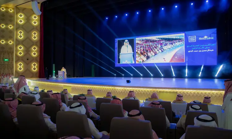 في القاعة الكبرى، أُقيم الدورة حضره جمع غفير من المدعوين مرتدين الشماغ السعودي أو الغترة البيضاء مع العقال والبشت السعودي التقليدي. تخطئ تكريم رئيس الجامعة، حيث اعتلى الشرف أحد الأشخاص الرسميين. وقد زُيّن مسرحًا بإضاءة زرقاء وشاشة عرض ضخمة يبرز عليها الصورة الرسمية لصاحب السمو أمير منطقة القصيم، في فيلم سينمائي يعكس الطابع المهيب والرسمي للمناسبة.