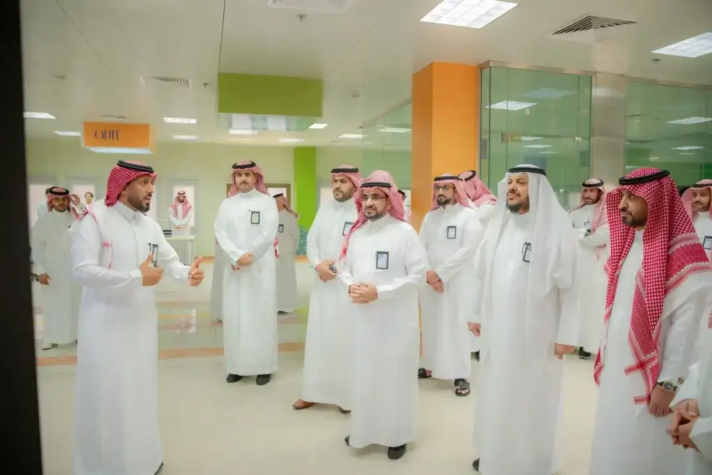 مجموعة الاتصال من رجال الشتاء السعودي والغسترة أو الشماغ مع العقال في ردهة حديثة مضاءة بإضاءة ساطعة في القصيم. يتقدم بما في ذلك الحديث عن بيده حول الفيروس القاتل الجديد، في حين يتابع ما يكفي من الاهتمام باهتمام وجدية. فكر في إنشاء خلفية جدران وديكور داخلي يعكس الطابعات الحديثة للجامعة.