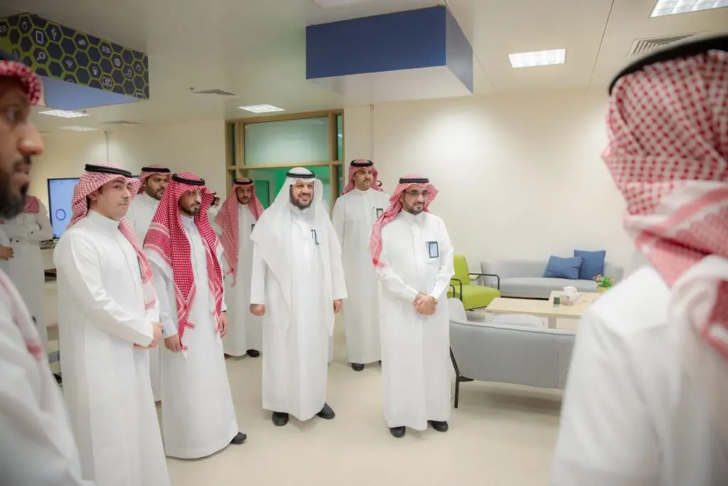 أتاك مجموعة من الرجال الأخضر الغتر والشماخ والعقال والبشت السعودي في أحد مكاتب جامعة القصيم، حيث يظهر التصميم الجديد الذي يضم أرائك وكراسٍ وإضاءة. واجه بعض الرجال الكاميرا بشكل رسمي، في حين يستبعد البعض الآخر ظهورهم ككاميرات.