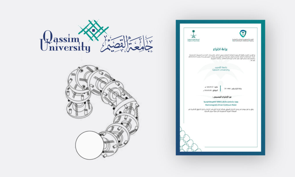 تتميز شهادة جامعة القصيم بدمجها بين النص العربي والإنجليزي، وشعارات الجامعة الرسمية، وإطارها الأزرق الأنيق. على الجانب الأيسر من الشهادة، يظهر شعار جامعة القصيم الموقر إلى جانب رسم ميكانيكي متطور يضم أنابيب وتروسًا مترابطة، يرمز إلى الابتكار الروبوتي. يعكس التصميم العام الأصالة السعودية، مستوحىً من رسمية الزي السعودي، الغترة البيضاء، العقال، والبشت السعودي، مع تكريم التزام الجامعة بالتميز والتقاليد.